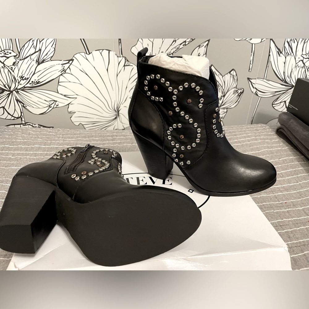 Steve Madden leather booties never worn